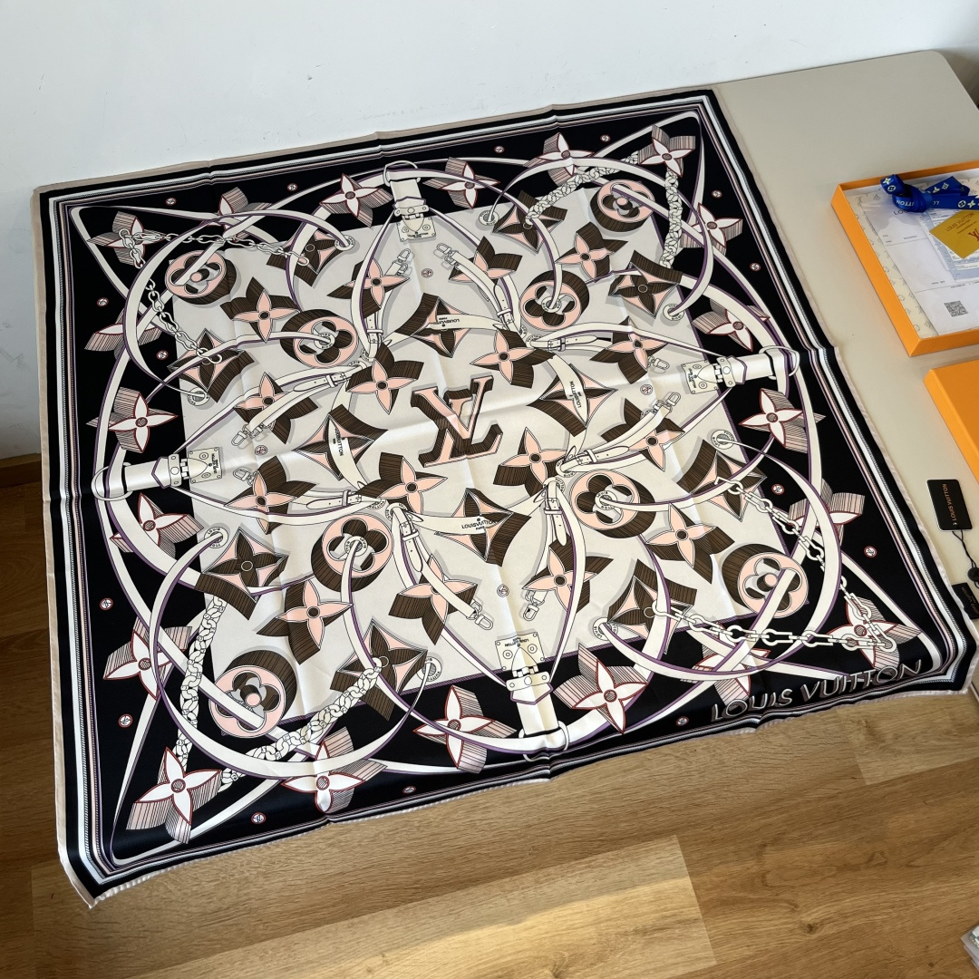 NO:341647,Batch Lv new silk square scarf Ultimate 3D 90 mulberry silk square scarf Recreating classic elements of Louis Vuitton from a creative perspective. Monogram pattern is like a three-dimensional relief, and it is eye-catching with large Monogram flowers, aiming to attract the attention of brand fans. 90 x 90 cm (height x length) mulberry silk high-version scarf, high-version scarf, louis vuitton, louis vuitton, real silk19860909批 Lv新款真丝方巾 Ultimate 3D 90桑蚕丝方巾 以创意角度再现路易威登的经典元素.Monogram 图案恰似立体浮雕,与大号 Monogram 花卉醒目交叠,旨在吸引品牌拥趸的目光. 90 x 90 厘米 (高 x 长度) 桑蚕丝高版本围巾,高版本围巾,louis vuitton,louis vuitton,real silk,scarf