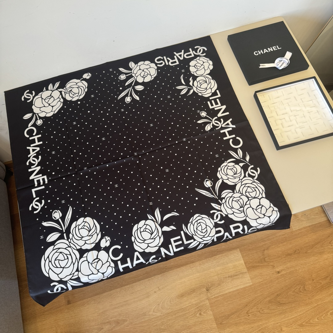 NO:341620,The original single small 90cm silk square scarf, top-grade twill silk material is hand-curled, light and luxurious, high-end heavy twill silk, complete counter quality fabric pursues the shape, the touch is crisp, bright and plump colors are super pleasing to the eye!  Good goods are not waiting for anyone, don't miss it if you like it [Ingredient size 90X90cm silk] High-version scarf, high-version scarf, real silk19860909批 原单小香90cm真丝方巾 顶级斜纹真丝材质手工卷边,轻奢感十足高端重磅斜纹真丝完全专柜品相面料追求造型,手感挺括,鲜艳饱满色彩超级养眼！好货不等人,喜欢就别错过哦【成分尺寸90X90cm 真丝】高版本围巾,高版本围巾,real silk,scarf