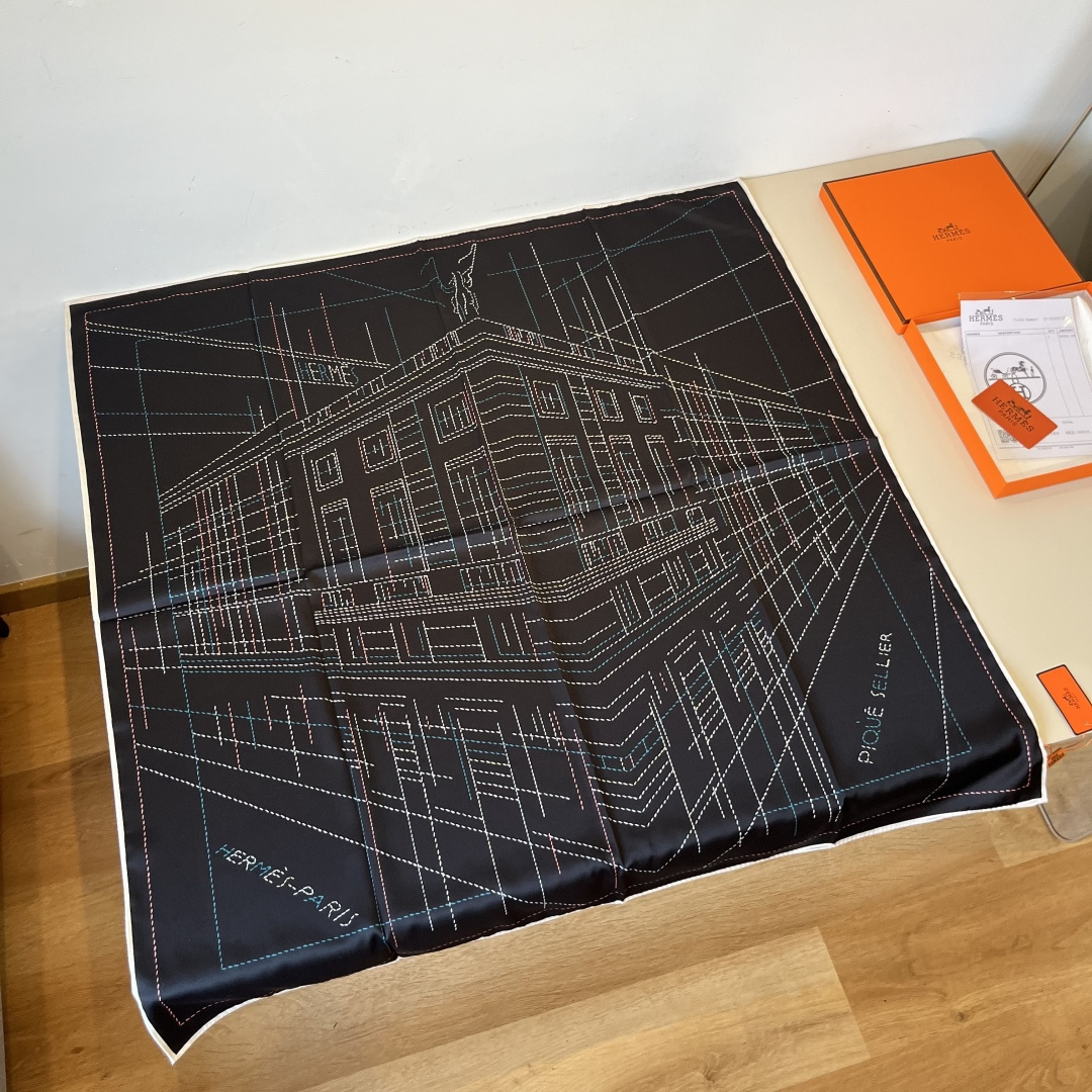 NO:341625,Hermes Silk Square Scarf (Mulberry Silk) This work designed by Cyrille Diatkine tells the story of Hermes' continuous innovation and development, but not forgetting its original intention. The San Nore Ofobo Avenue store is the core of Hermes, the source of its creation, and the guardian of its past. The lines of the work give people the illusion of saddle needle stitching (a craft used by Hermes leather craftsmen), creating a dynamic work of art with amazing depth and speed. Despite the suggestive treatment, the building and its corner facade, the bow of the flagship store, and the disappearing lines projected to the future. Size: 90x90cm High-version scarf, high-version scarf, hermes, real silk19860909批 爱马仕真丝方巾（桑蚕丝） 这款由西里尔·戴肯（Cyrille Diatkine）设计的作品讲述了爱马仕不断创新、不断发展,但不忘初心的故事.圣诺雷奥福宝大道专卖店是爱马仕的核心,是其创作的源泉,也是其过去的守护者.作品线条给人以马鞍针法缝线的错觉（爱马仕皮革工匠所使用的一种工艺）,创造出一件动感十足的艺术品,具有惊人的深度和速度感.尽管采用了暗示性的处理手法,但仍能清晰地辨认出这座建筑及其转角立面、旗舰店的船首以及投射向未来的消失线条. Size:90x90cm 高版本围巾,高版本围巾,hermes,real silk,scarf