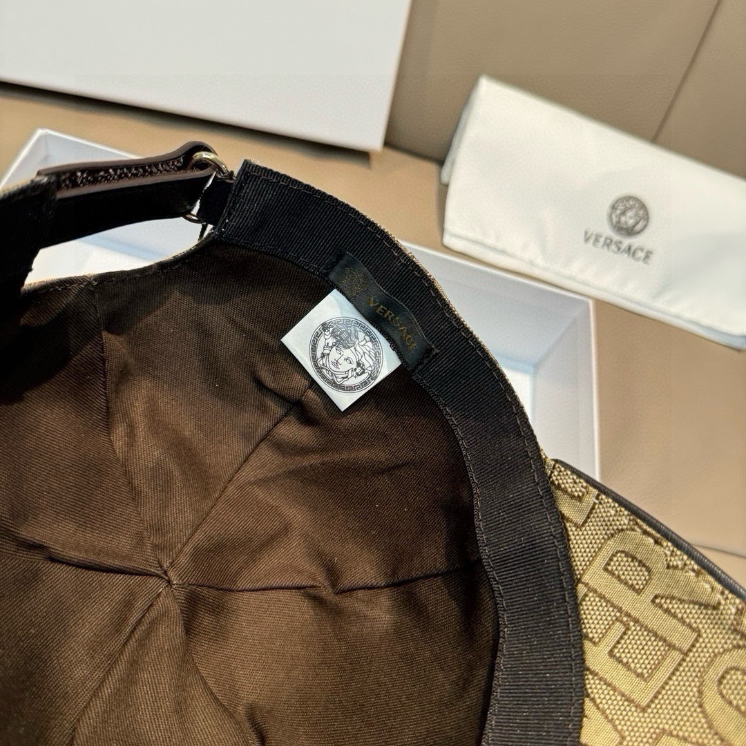 
爆款出货！
配包装布袋，VERSACE(范思哲)新款原单棒球帽，11开模订制，原版专柜布料+头层牛皮，