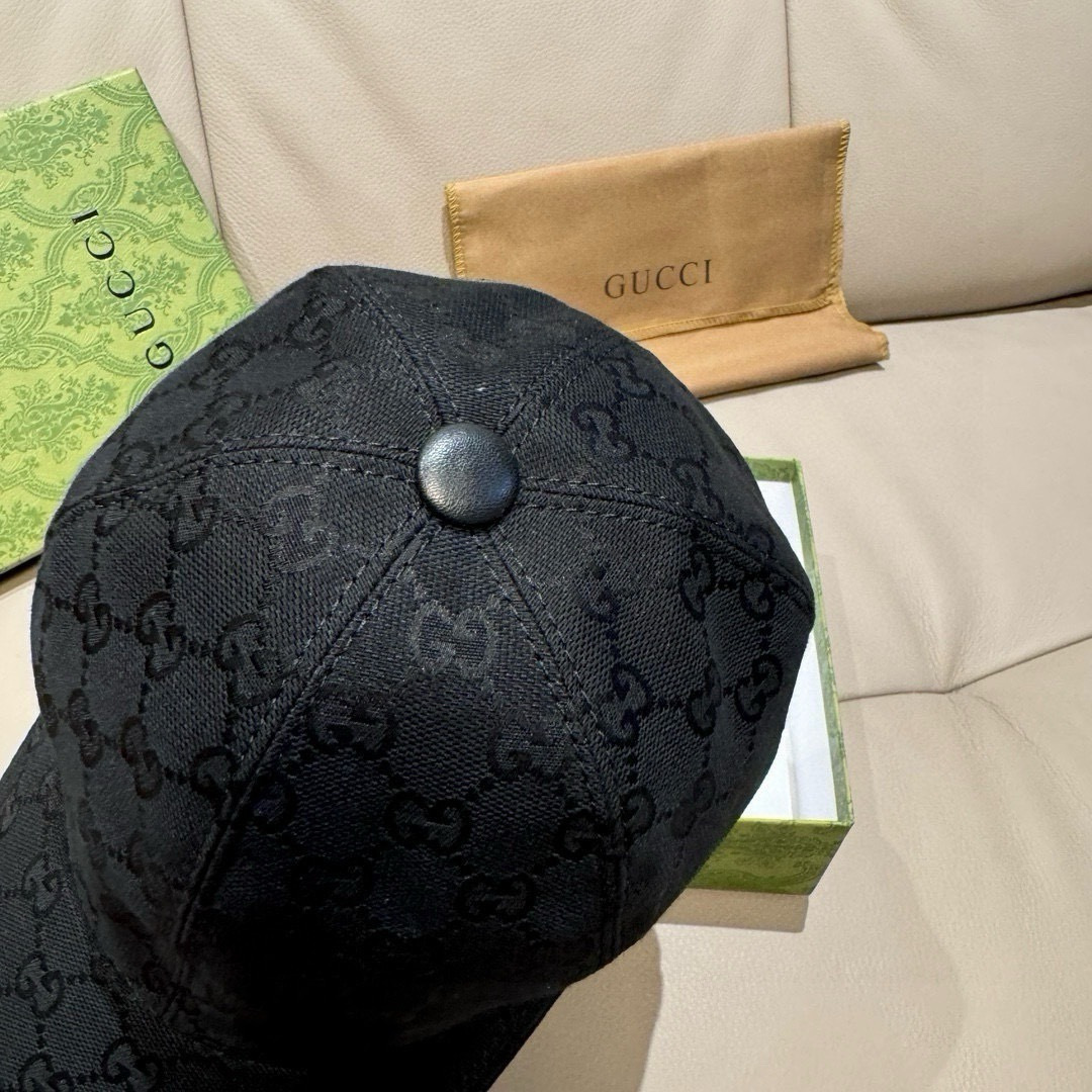 
配盒子布袋，Gucci(古奇)新款原单棒球帽， 刺绣小蟒蛇，11开模订制，重工刺绣，细腻奢华，细节可媲