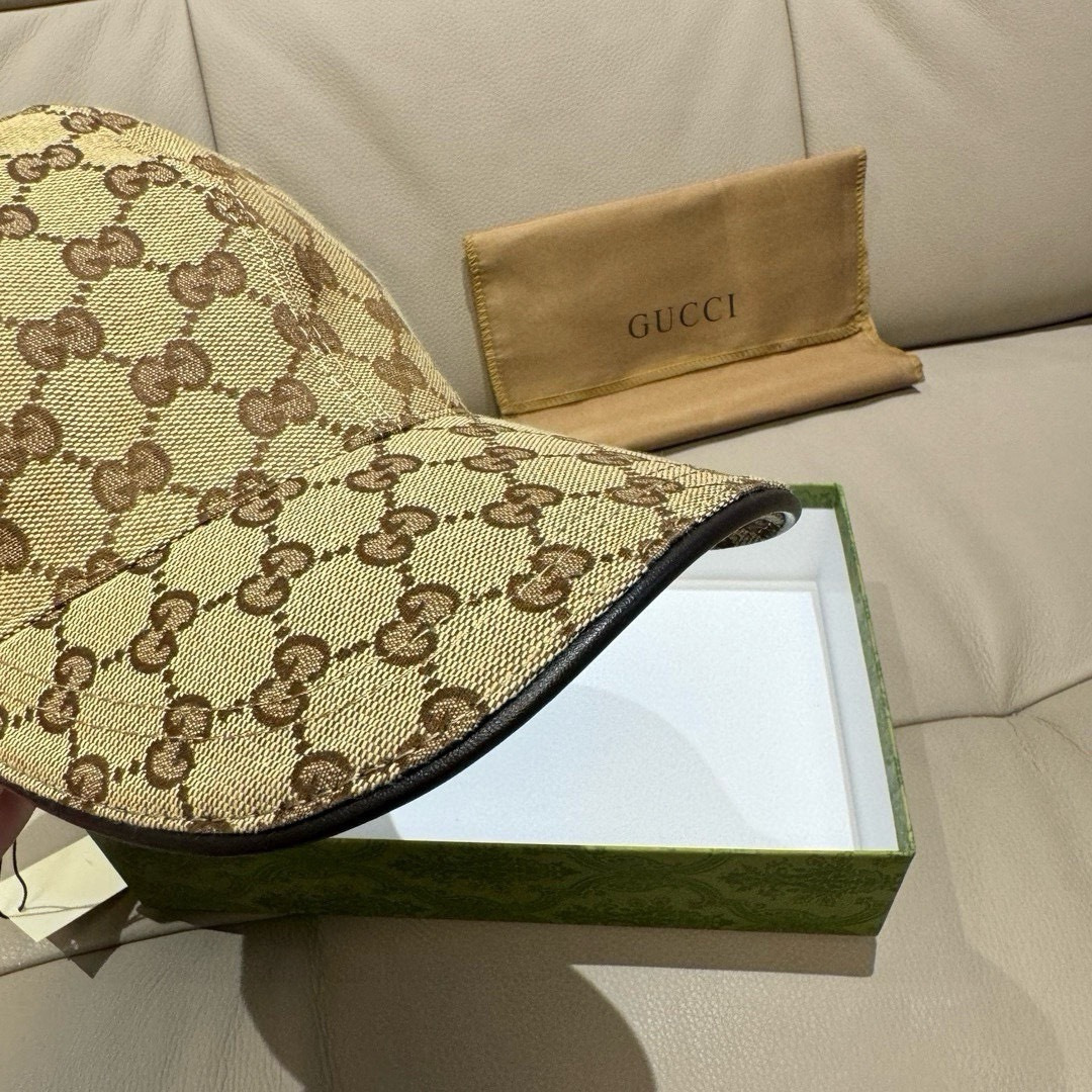 
配盒子布袋，Gucci(古奇)新款原单棒球帽， 刺绣小蟒蛇，11开模订制，重工刺绣，细腻奢华，细节可媲