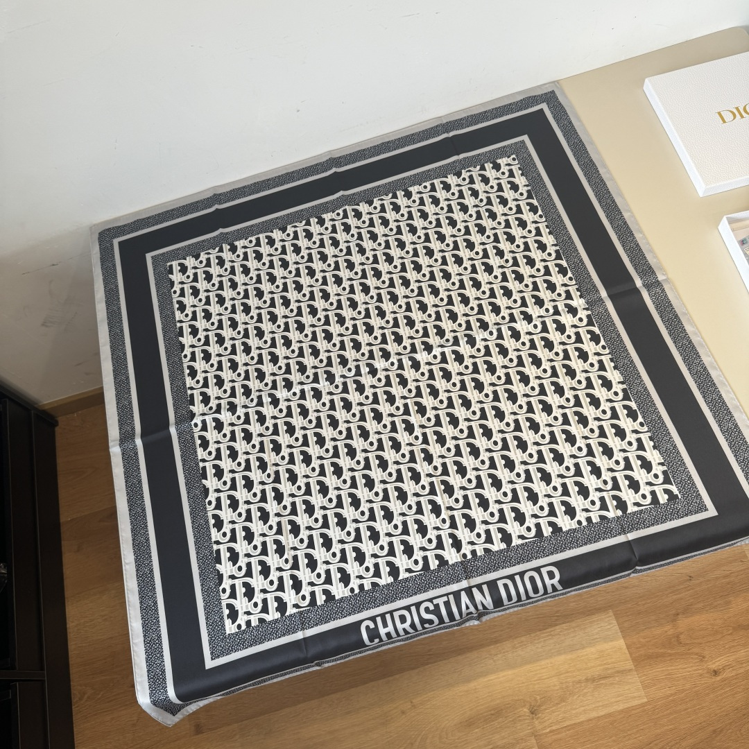 NO:341636,A Dior classic printed square scarf pays tribute to the classic Oblique prints. This Diortwin square scarf is carefully crafted from mulberry silk twill fabric, paired with handmade noodle trim, decorated with jacquard strips of the same tone 