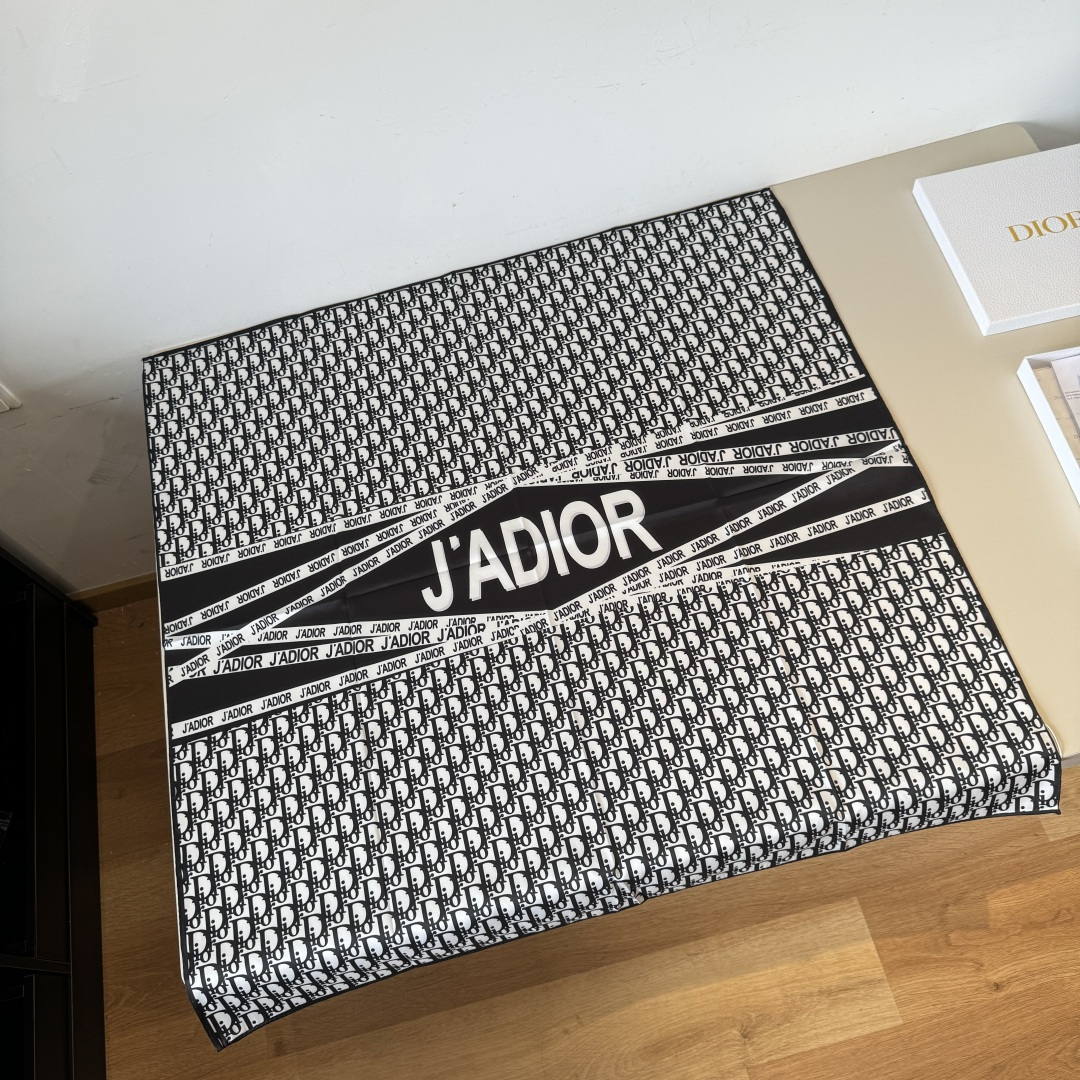 NO:341639,Dior new 90cm silk square scarf [J’ADIOR square scarf] Original single top twill silk material, creating a baby's skin-like feel, the industry's most accurate printing process, full and rich colors, super practical for all seasons, handmade curled edges [Specification 90x90cm. Twill silk] High-version scarf, high-version scarf, dior, dior, real silk19860909Dior迪奥新款90cm真丝方巾【J’ADIOR方巾】 原单顶级斜纹真丝材质,打造如婴儿肌肤般的手感, 业内最精确的印花工艺 色彩饱满丰富四季可用超实用 手工卷边【规格90x90cm.斜纹真丝】高版本围巾,高版本围巾,dior,dior,real silk,scarf