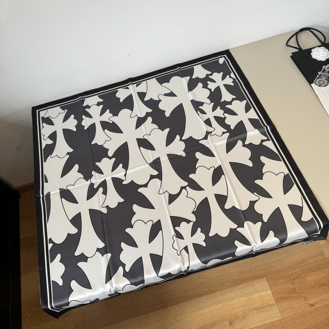 NO:341651,Croxin 90cm silk square scarf Top-grade twill silk material hand-curled edges, light luxury, high-end heavy twill silk, complete counter quality fabric pursues the shape, with a crisp feel, bright and plump colors that are super pleasing to the eye!  Good goods are not waiting for anyone, don't miss it if you like it [Ingredient size 90X90cm silk] high-version scarf, high-version scarf, chrome hearts, real silk19860909批 克罗心90cm真丝方巾 顶级斜纹真丝材质手工卷边,轻奢感十足高端重磅斜纹真丝完全专柜品相面料追求造型,手感挺括,鲜艳饱满色彩超级养眼！好货不等人,喜欢就别错过哦【成分尺寸90X90cm 真丝】高版本围巾,高版本围巾,chrome hearts,real silk,scarf