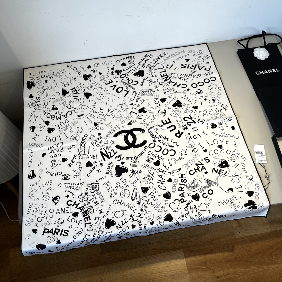 NO:341670,The new original single small 90cm silk square scarf [Taoxin COCO square scarf] Top twill silk material is hand-curled, light and luxurious, high-end heavy twill silk, complete counter quality fabric pursues the shape, with a crisp feel, bright and plump color is super pleasing to the eye!  Good goods are not waiting for others, if you like it, you can't miss it [Ingredient size 90X90cm silk] High-version scarf, high-version scarf, real silk19860909批 新款原单小香90cm真丝方巾【桃心COCO方巾】顶级斜纹真丝材质手工卷边,轻奢感十足高端重磅斜纹真丝完全专柜品相面料追求造型,手感挺括,鲜艳饱满色彩超级养眼！好货不等人,喜欢就不能错过哦【成分尺寸90X90cm 真丝】高版本围巾,高版本围巾,real silk,scarf