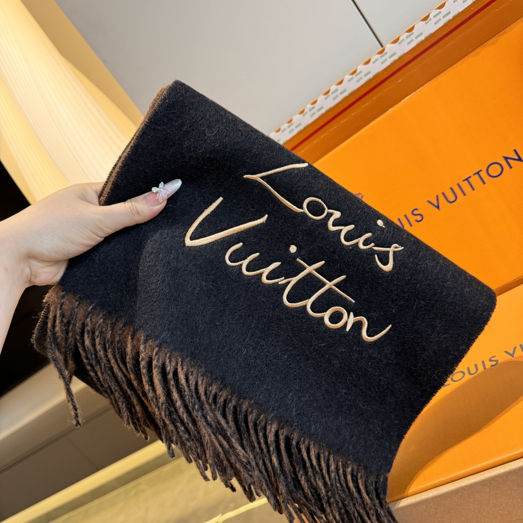 NO:341699,Batch LV 2025 new signature scarf, double-sided lamb cashmere!  Export orders, like to have good looks, high-quality and friendly buys. No matter how you match it, it is full of high-end and elegant texture. The best cashmere has a soft and delicate touch and is invincible. Whether it is the fabric or craftsmanship, it feels very high-end at first glance!  You should know that this type of goods is only produced in small quantities, and this batch of orders is also super strict. The number is very small. The hand is fast and the hand is slow. Size30*180cm cashmere high-version scarf, high-version scarf, louis vuitton19860909批 LV 2025新款签名款围巾,双面羔羊绒！出口订单,喜欢有颜值,高质量的亲可入手,无论怎么搭配都是满满的高级感气质感,极品山羊绒,手感柔软细腻炒鸡无敌,无论是面料还是工艺都是那种一看就很高级的感觉！要知道这类货也只有少量生产,这批订单也是监控超级严格流出来的数量极少手快有手慢无 size30*180cm羊绒高版本围巾,高版本围巾,louis vuitton,scarf