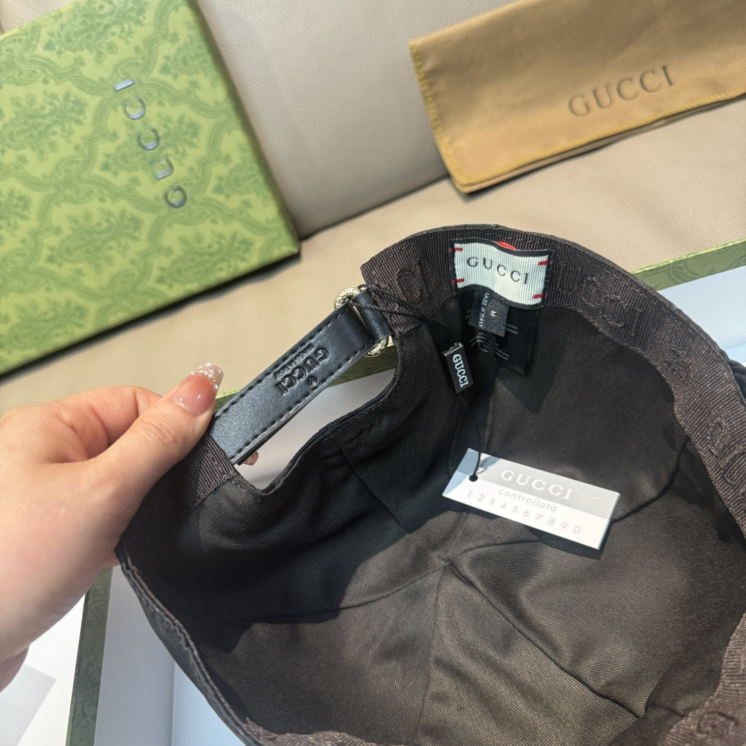 
万年经典款！
配盒子布袋，Gucci(古奇)经典原单棒球帽😍😍专柜11开模订制，最高版本，原版绸缎面料