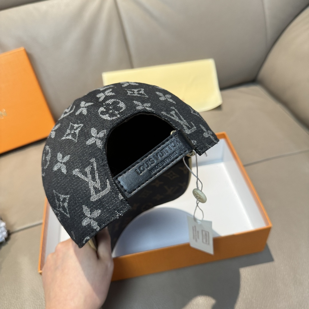 
配盒子布袋，LV(路易威登)新款原单棒球帽，老花拼接，11开模订制，原版牛仔布料+专柜老花皮，做工细致