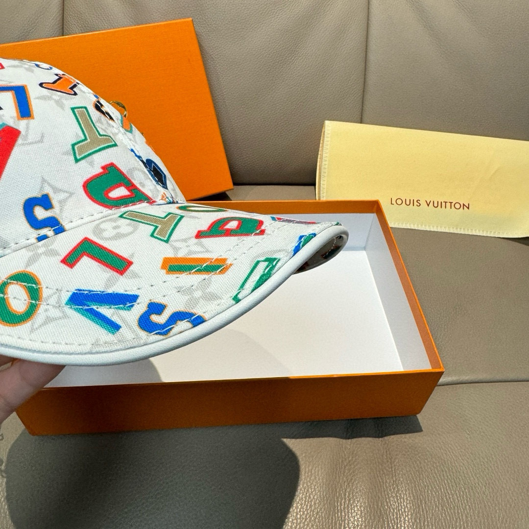 
配盒子布袋，LV路易威登新款原单棒球帽，字母丝印，11开模订制，原版丝印绸缎面料+头层牛皮，时尚帅气质