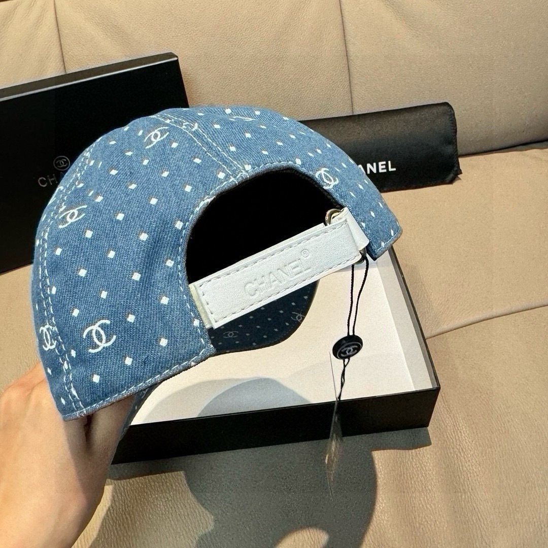 
配盒子布袋，Chanel(香奈儿)新款原单棒球帽， 牛仔小双C，专柜11开模订制，原版牛仔布料+头层牛