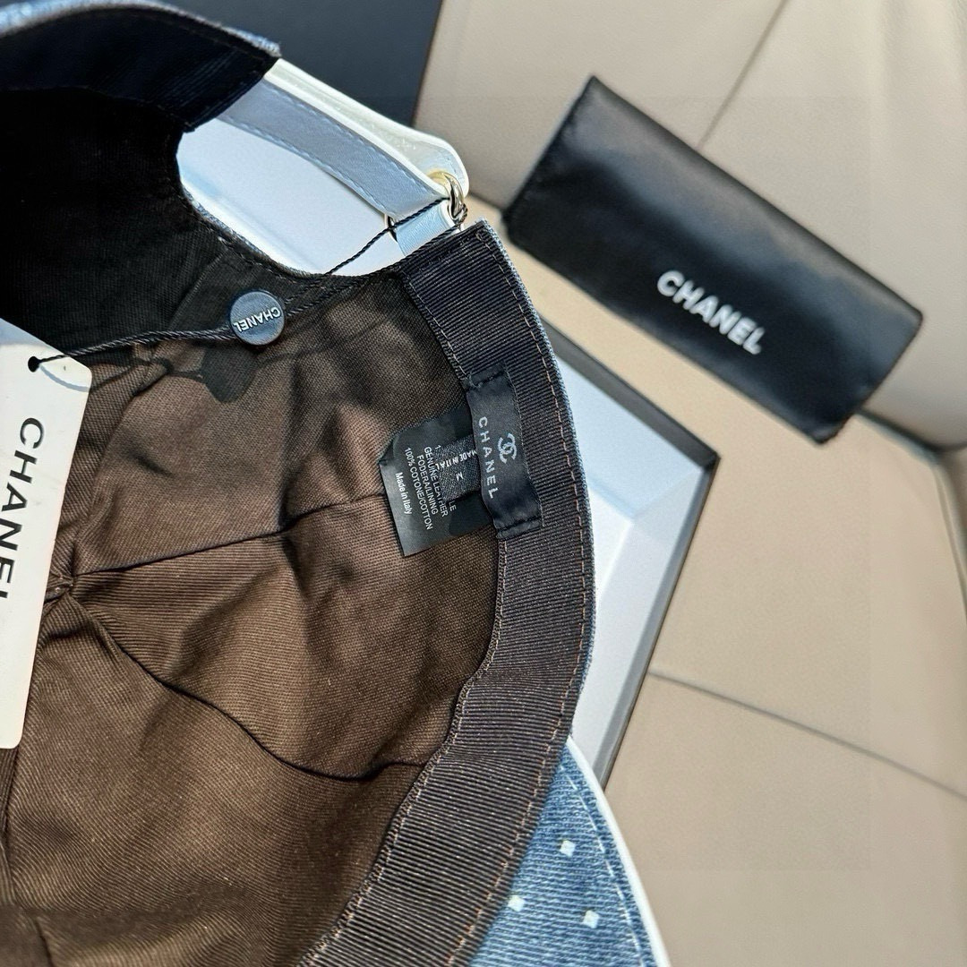 
配盒子布袋，Chanel(香奈儿)新款原单棒球帽， 牛仔小双C，专柜11开模订制，原版牛仔布料+头层牛