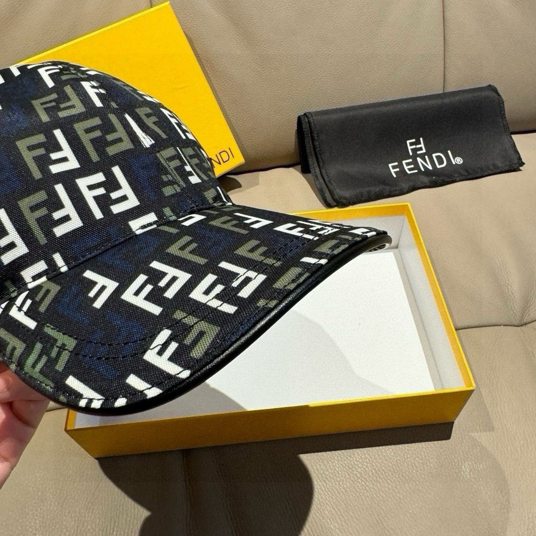
新款出货
配盒子布袋，Fendi（芬迪）新款原单棒球帽， 双F提花，专柜常年热卖款，口碑极佳，11开模