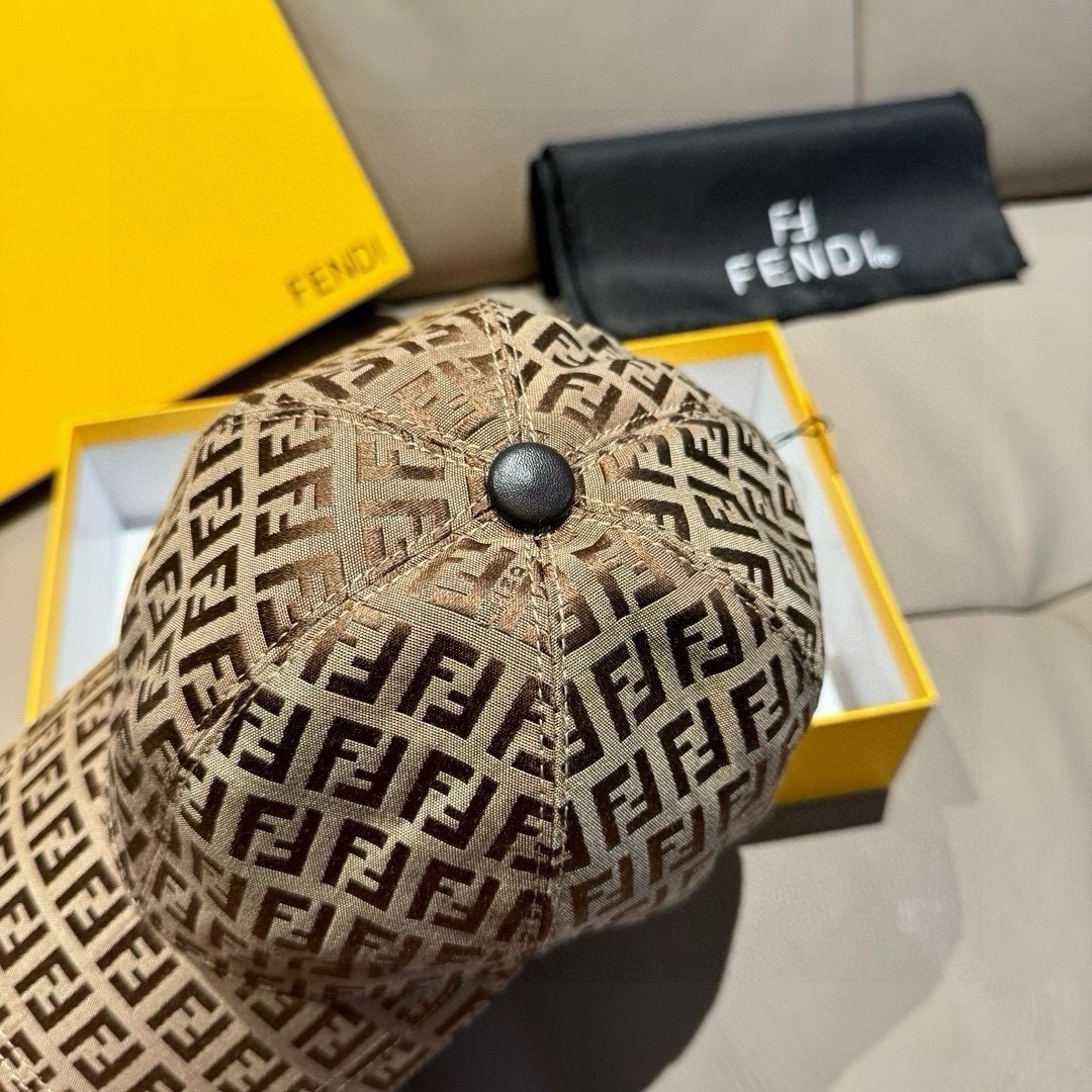 
新款出货
配盒子布袋，Fendi（芬迪）新款原单棒球帽， 双F提花，专柜常年热卖款，口碑极佳，11开模