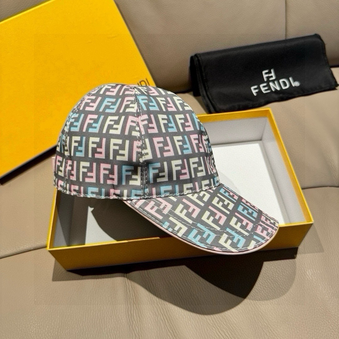 
新款出货
配盒子布袋，Fendi（芬迪）新款原单棒球帽， 双F提花，专柜常年热卖款，口碑极佳，11开模