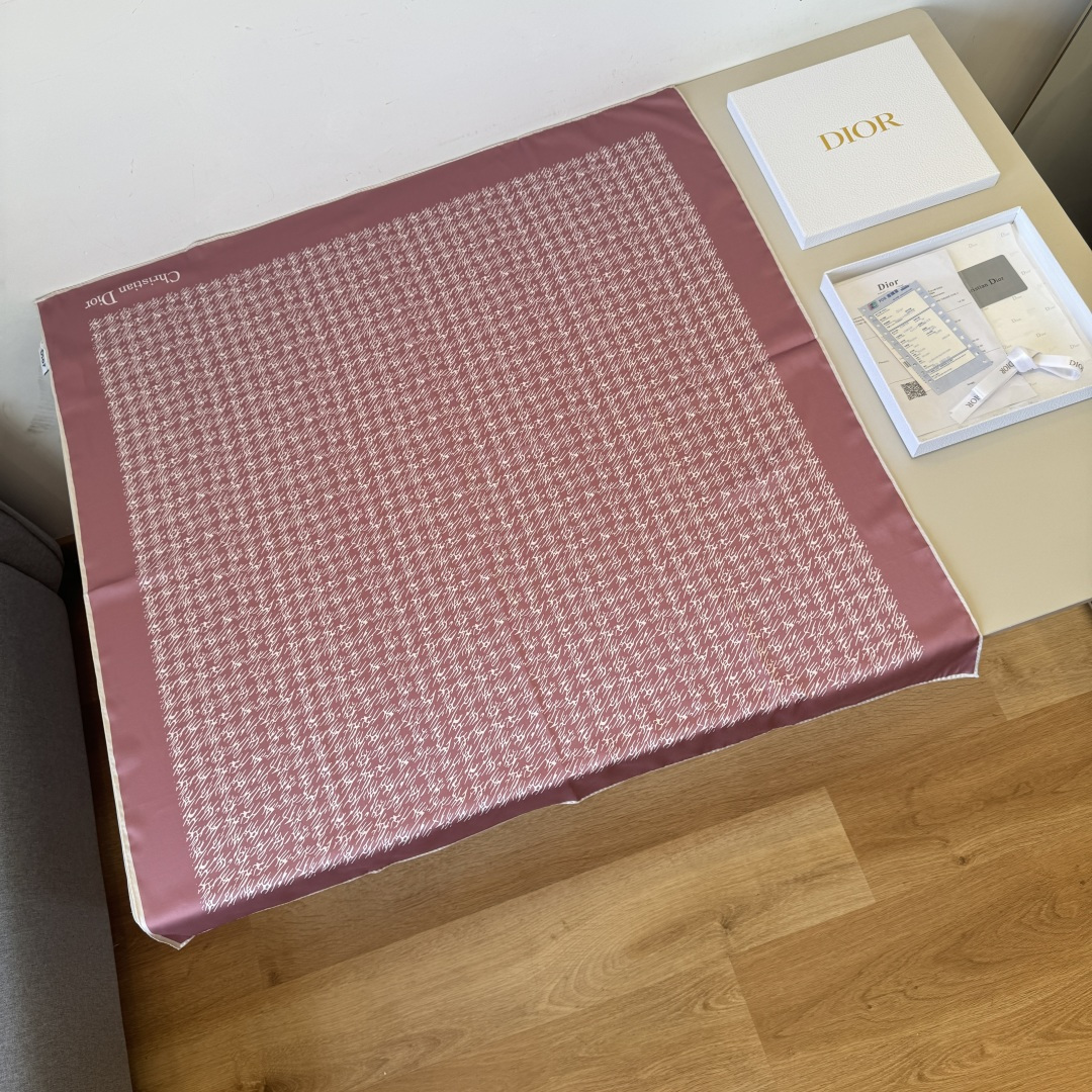 Dior Dior迪奥新款90cm真丝方巾 斜纹真丝材质 打造如婴儿肌肤般的手感
