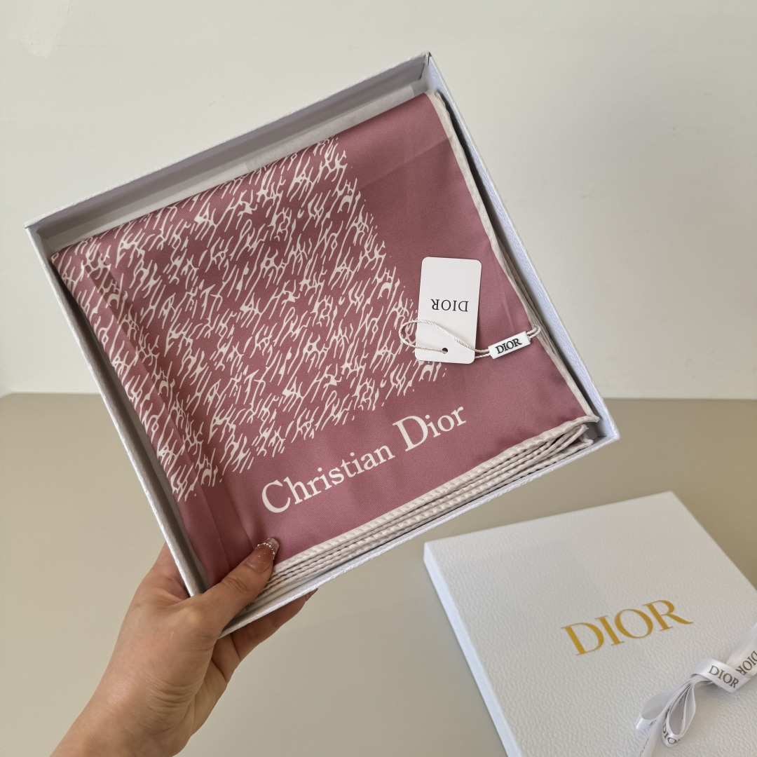 Dior Dior迪奥新款90cm真丝方巾 斜纹真丝材质 打造如婴儿肌肤般的手感