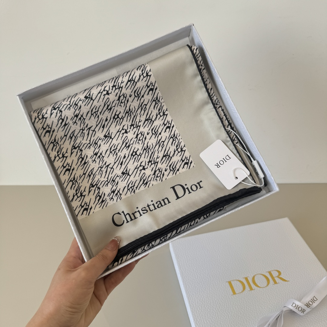 Dior Dior迪奥新款90cm真丝方巾 斜纹真丝材质 打造如婴儿肌肤般的手感