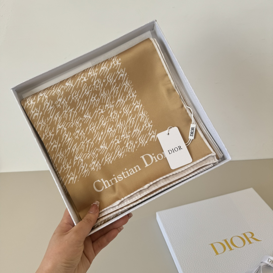 Dior Dior迪奥新款90cm真丝方巾 斜纹真丝材质 打造如婴儿肌肤般的手感