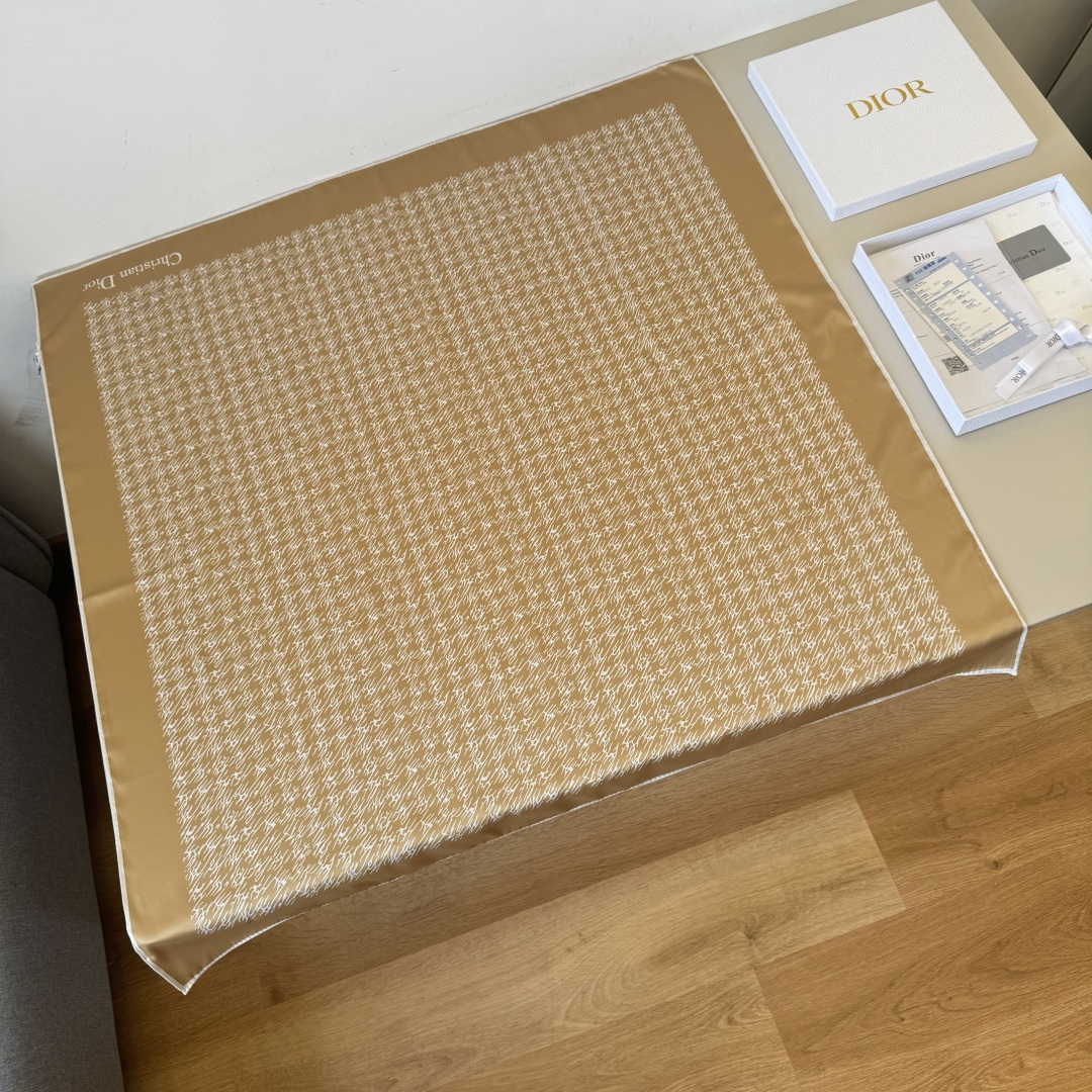 Dior Dior迪奥新款90cm真丝方巾 斜纹真丝材质 打造如婴儿肌肤般的手感