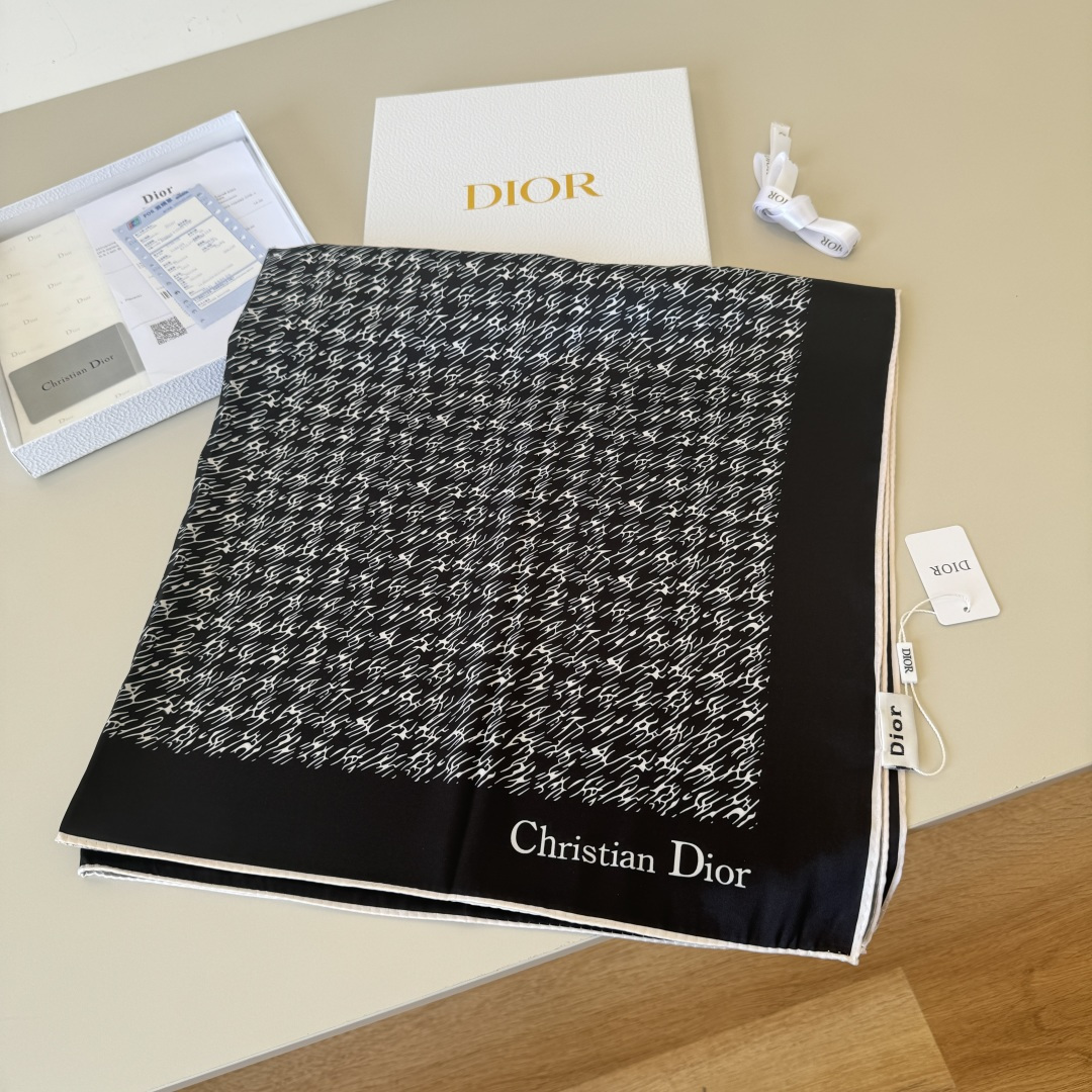 Dior Dior迪奥新款90cm真丝方巾 斜纹真丝材质 打造如婴儿肌肤般的手感