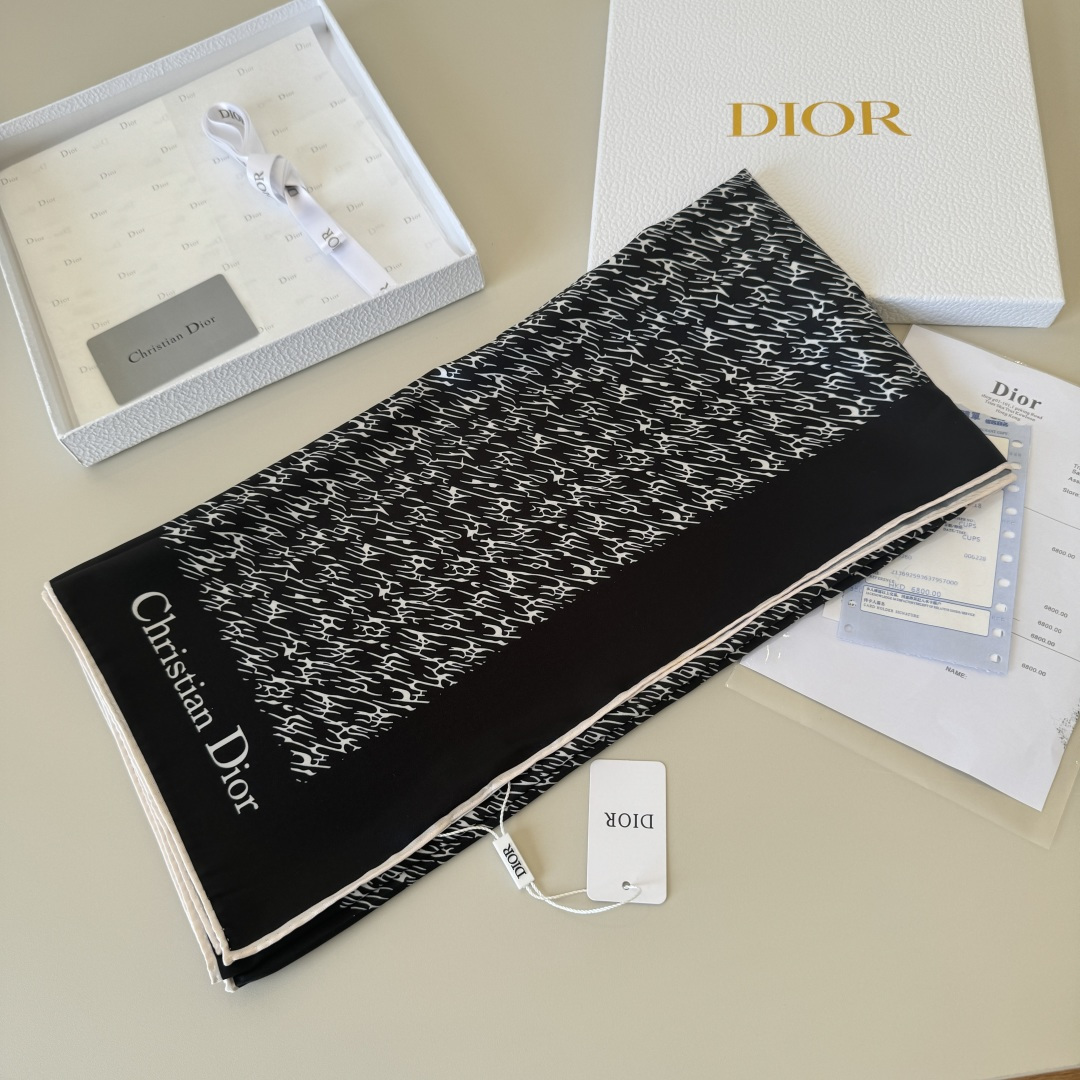 Dior Dior迪奥新款90cm真丝方巾 斜纹真丝材质 打造如婴儿肌肤般的手感