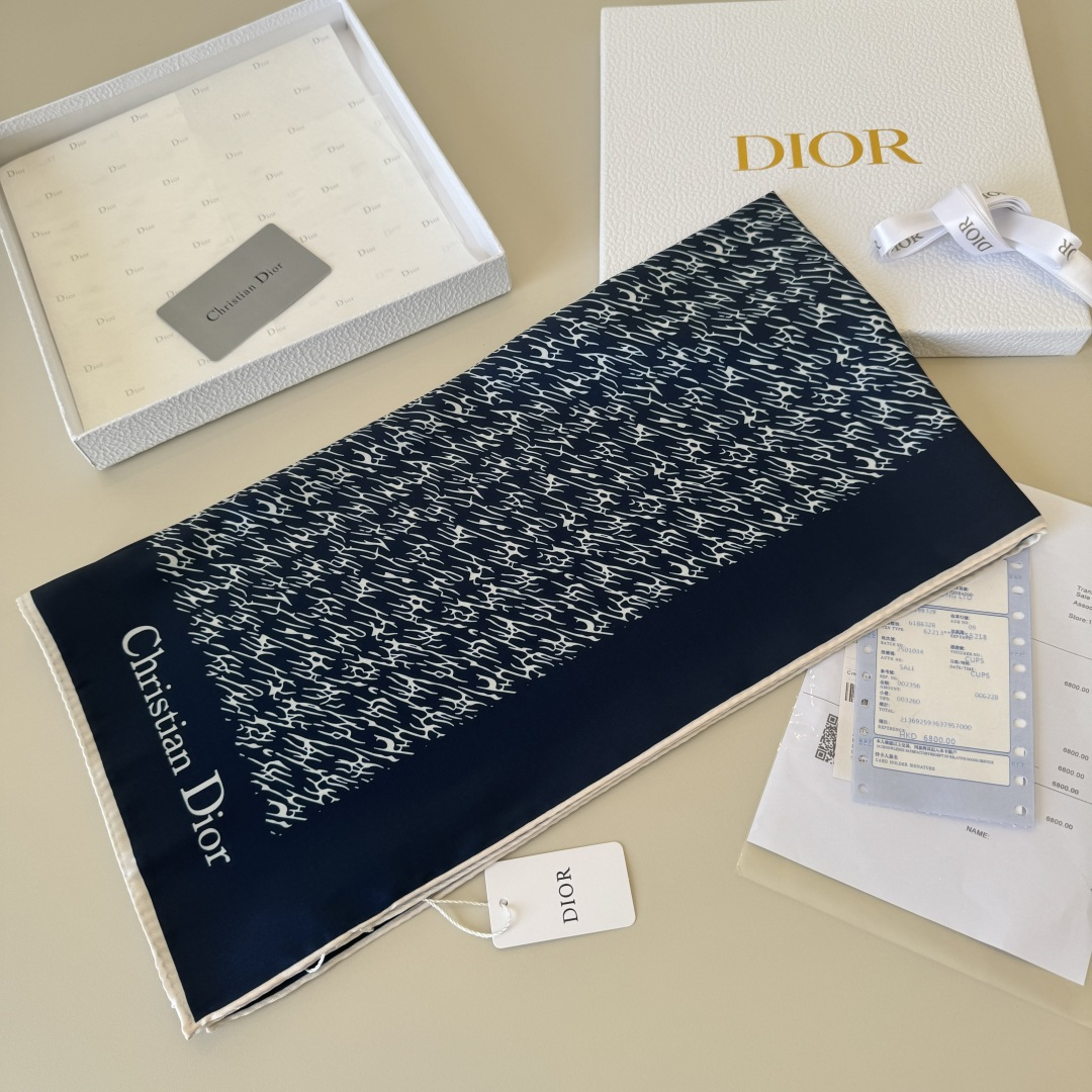 Dior Dior迪奥新款90cm真丝方巾 斜纹真丝材质 打造如婴儿肌肤般的手感