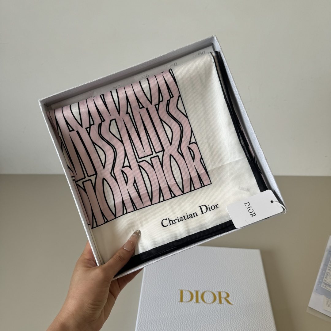 Dior Dior迪奥新款90cm真丝方巾 斜纹真丝材质 打造如婴儿肌肤般的手感