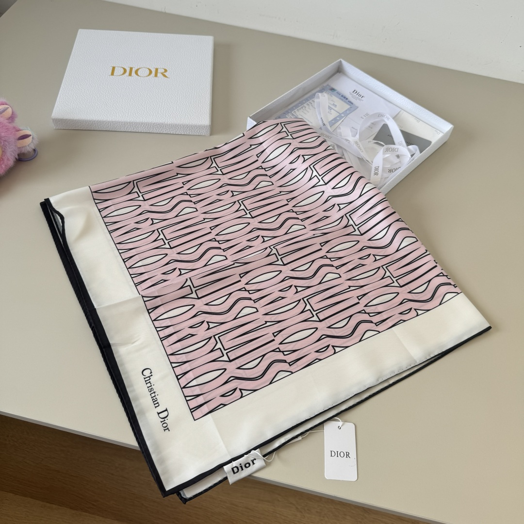 Dior Dior迪奥新款90cm真丝方巾 斜纹真丝材质 打造如婴儿肌肤般的手感