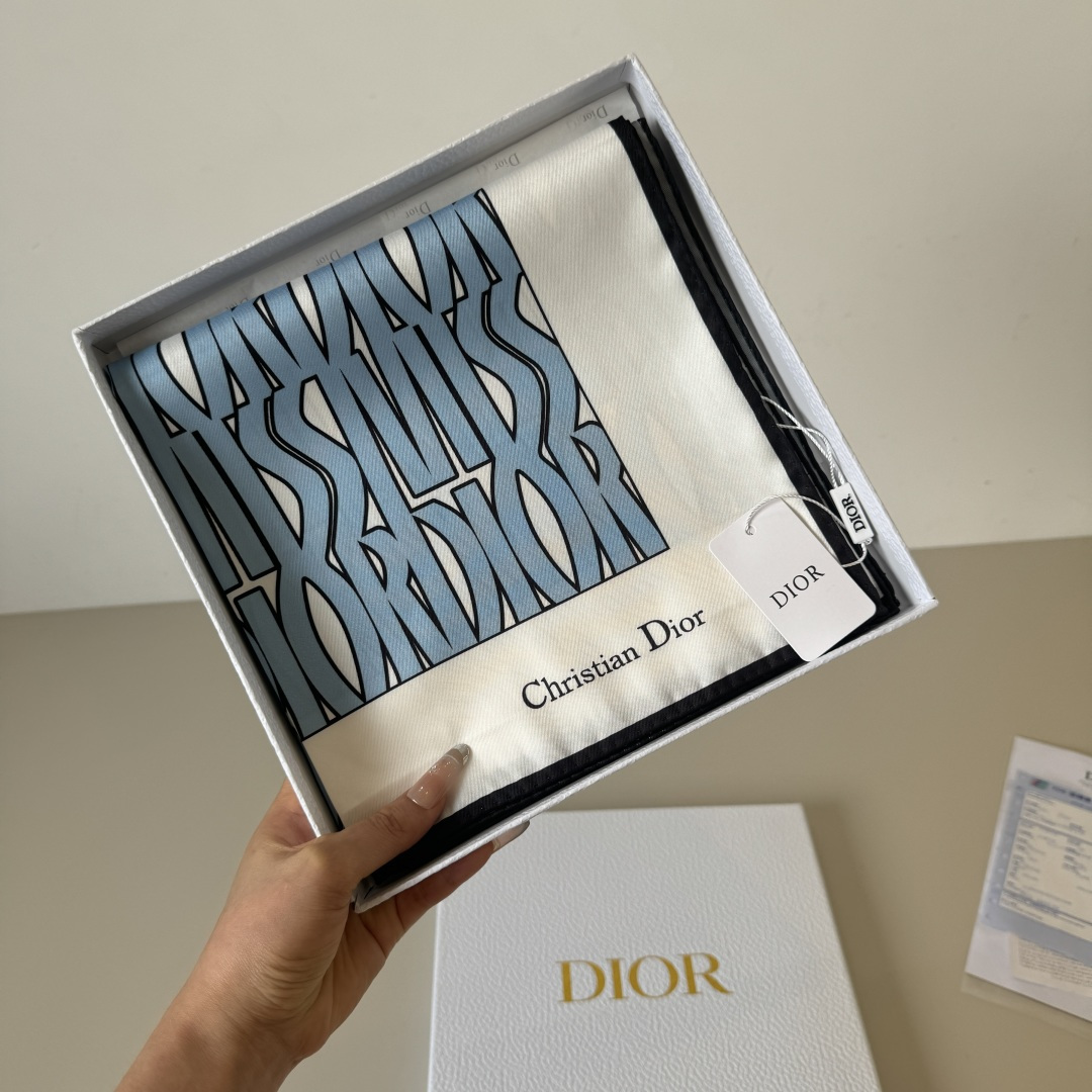 Dior Dior迪奥新款90cm真丝方巾 斜纹真丝材质 打造如婴儿肌肤般的手感