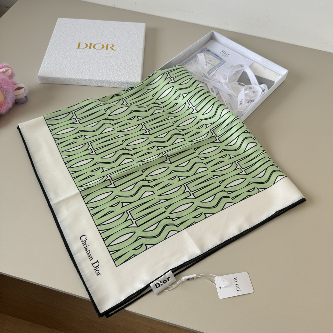 Dior Dior迪奥新款90cm真丝方巾 斜纹真丝材质 打造如婴儿肌肤般的手感