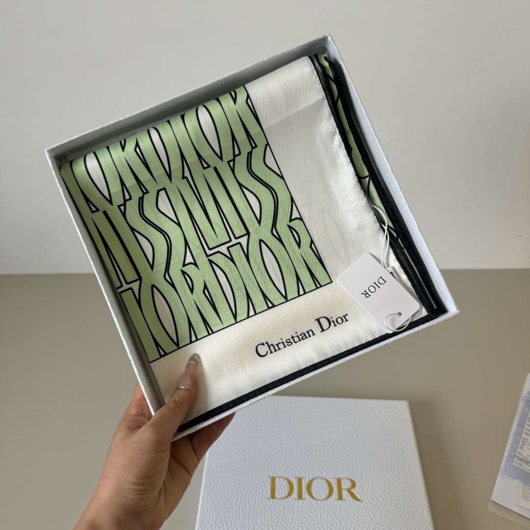 Dior Dior迪奥新款90cm真丝方巾 斜纹真丝材质 打造如婴儿肌肤般的手感