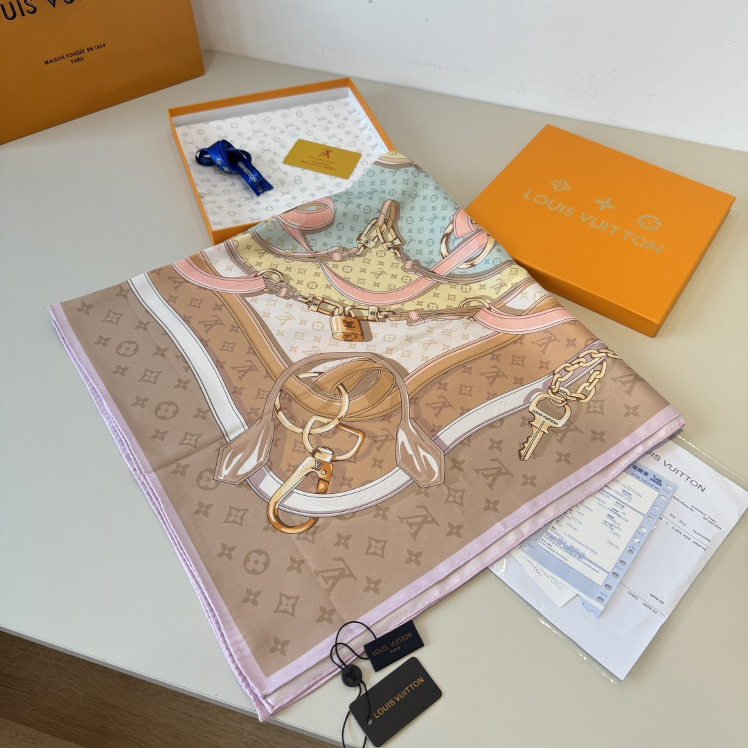 Louis Vuitton Lv新款真丝方巾，花卉皮带。斜纹真丝材质 手工卷边，轻奢感十足 精美皮带组合成 图案 既衬肤色又百搭 高端重磅斜纹真丝