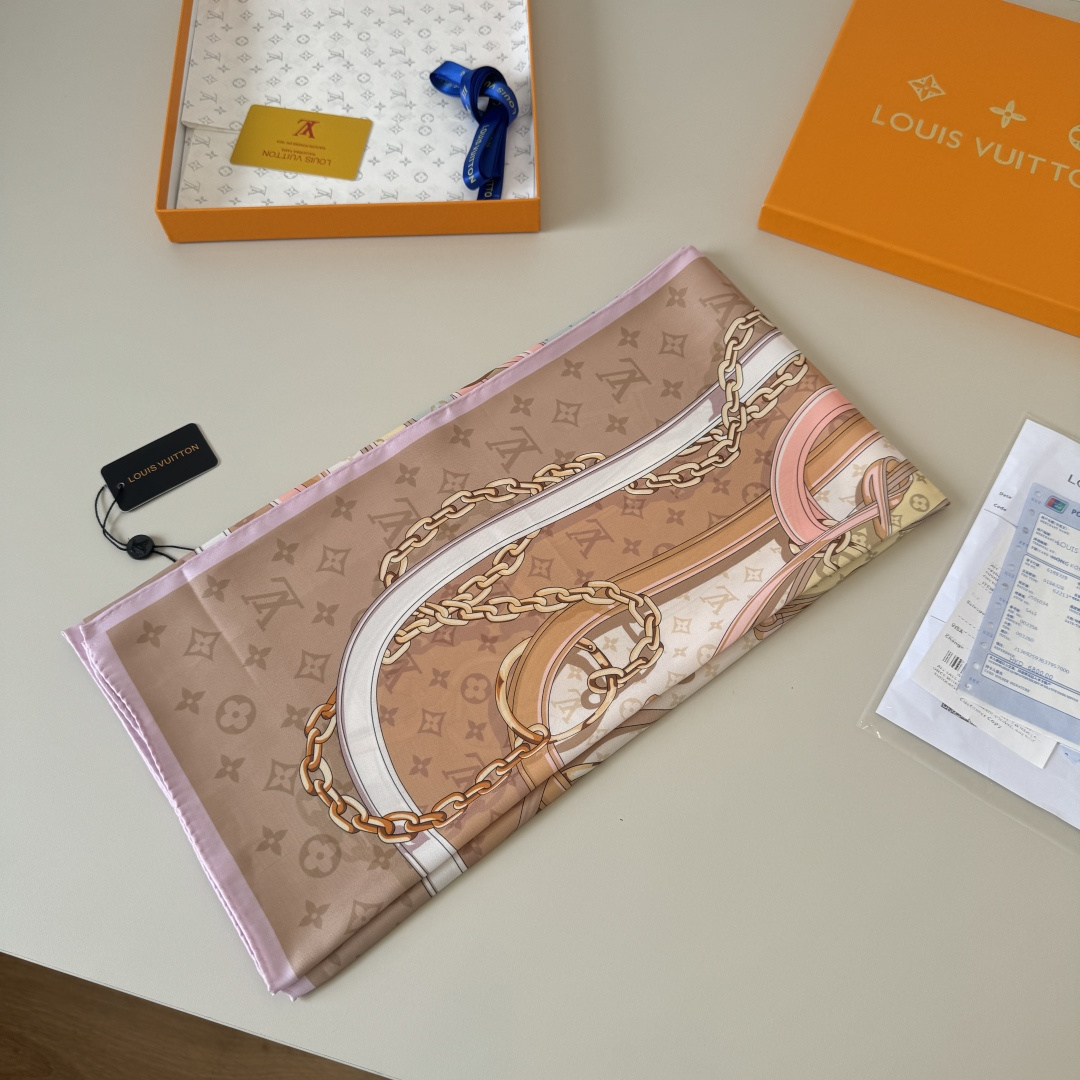 Louis Vuitton Lv新款真丝方巾，花卉皮带。斜纹真丝材质 手工卷边，轻奢感十足 精美皮带组合成 图案 既衬肤色又百搭 高端重磅斜纹真丝