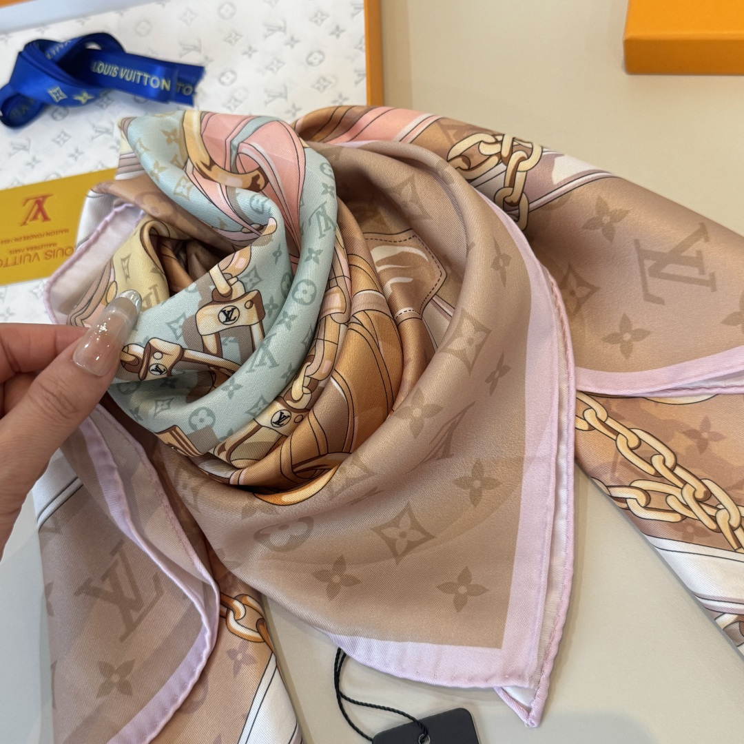 Louis Vuitton Lv新款真丝方巾，花卉皮带。斜纹真丝材质 手工卷边，轻奢感十足 精美皮带组合成 图案 既衬肤色又百搭 高端重磅斜纹真丝