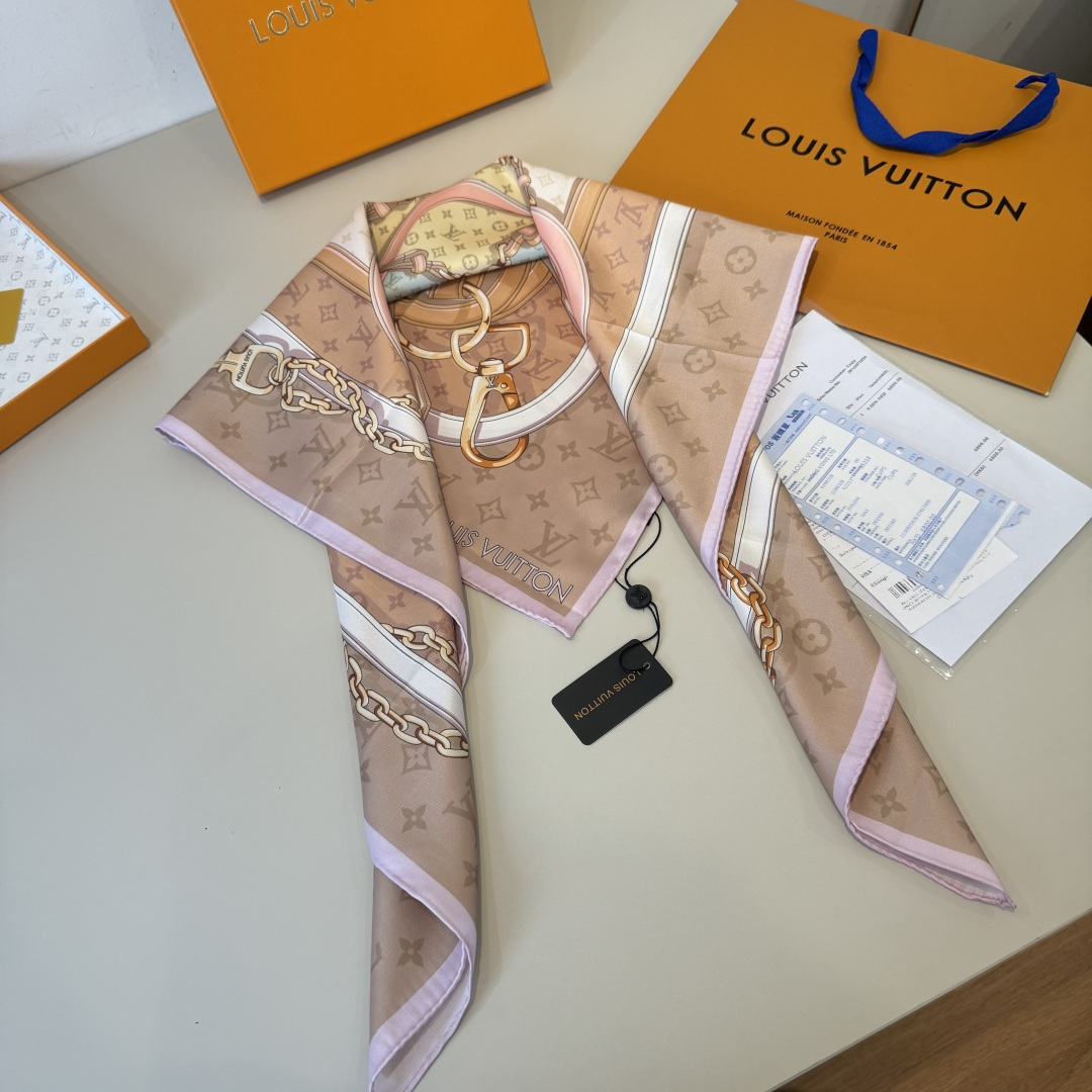 Louis Vuitton Lv新款真丝方巾，花卉皮带。斜纹真丝材质 手工卷边，轻奢感十足 精美皮带组合成 图案 既衬肤色又百搭 高端重磅斜纹真丝