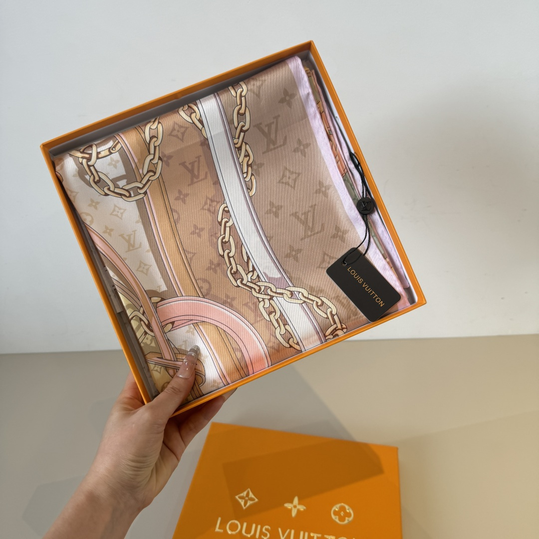 Louis Vuitton Lv新款真丝方巾，花卉皮带。斜纹真丝材质 手工卷边，轻奢感十足 精美皮带组合成 图案 既衬肤色又百搭 高端重磅斜纹真丝