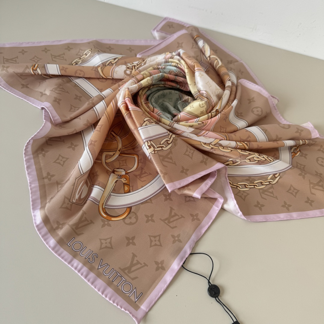 Louis Vuitton Lv新款真丝方巾，花卉皮带。斜纹真丝材质 手工卷边，轻奢感十足 精美皮带组合成 图案 既衬肤色又百搭 高端重磅斜纹真丝