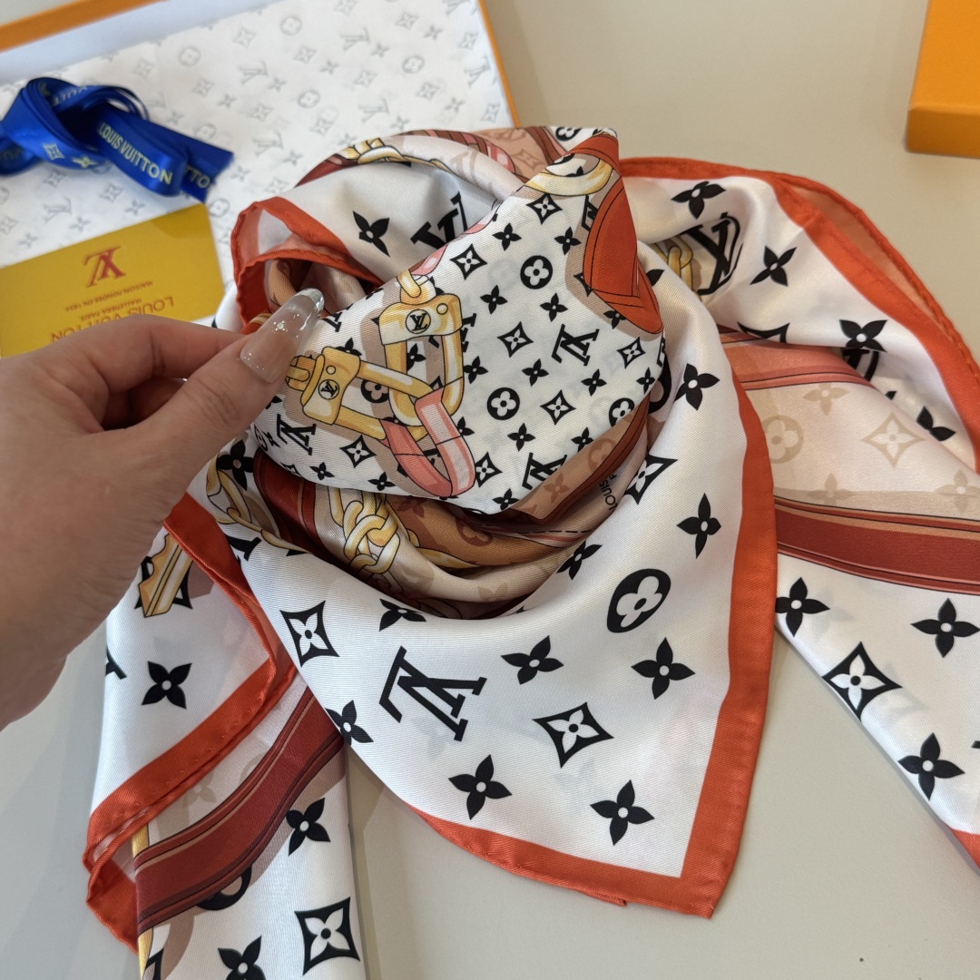 Louis Vuitton Lv新款真丝方巾，花卉皮带。斜纹真丝材质 手工卷边，轻奢感十足 精美皮带组合成 图案 既衬肤色又百搭 高端重磅斜纹真丝