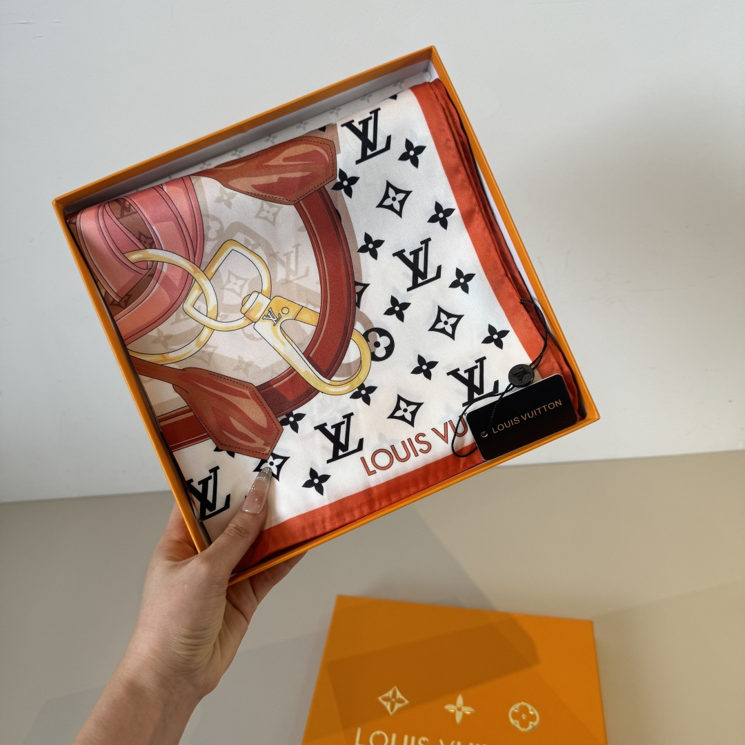 Louis Vuitton Lv新款真丝方巾，花卉皮带。斜纹真丝材质 手工卷边，轻奢感十足 精美皮带组合成 图案 既衬肤色又百搭 高端重磅斜纹真丝