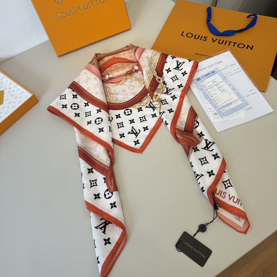 Louis Vuitton Lv新款真丝方巾，花卉皮带。斜纹真丝材质 手工卷边，轻奢感十足 精美皮带组合成 图案 既衬肤色又百搭 高端重磅斜纹真丝
