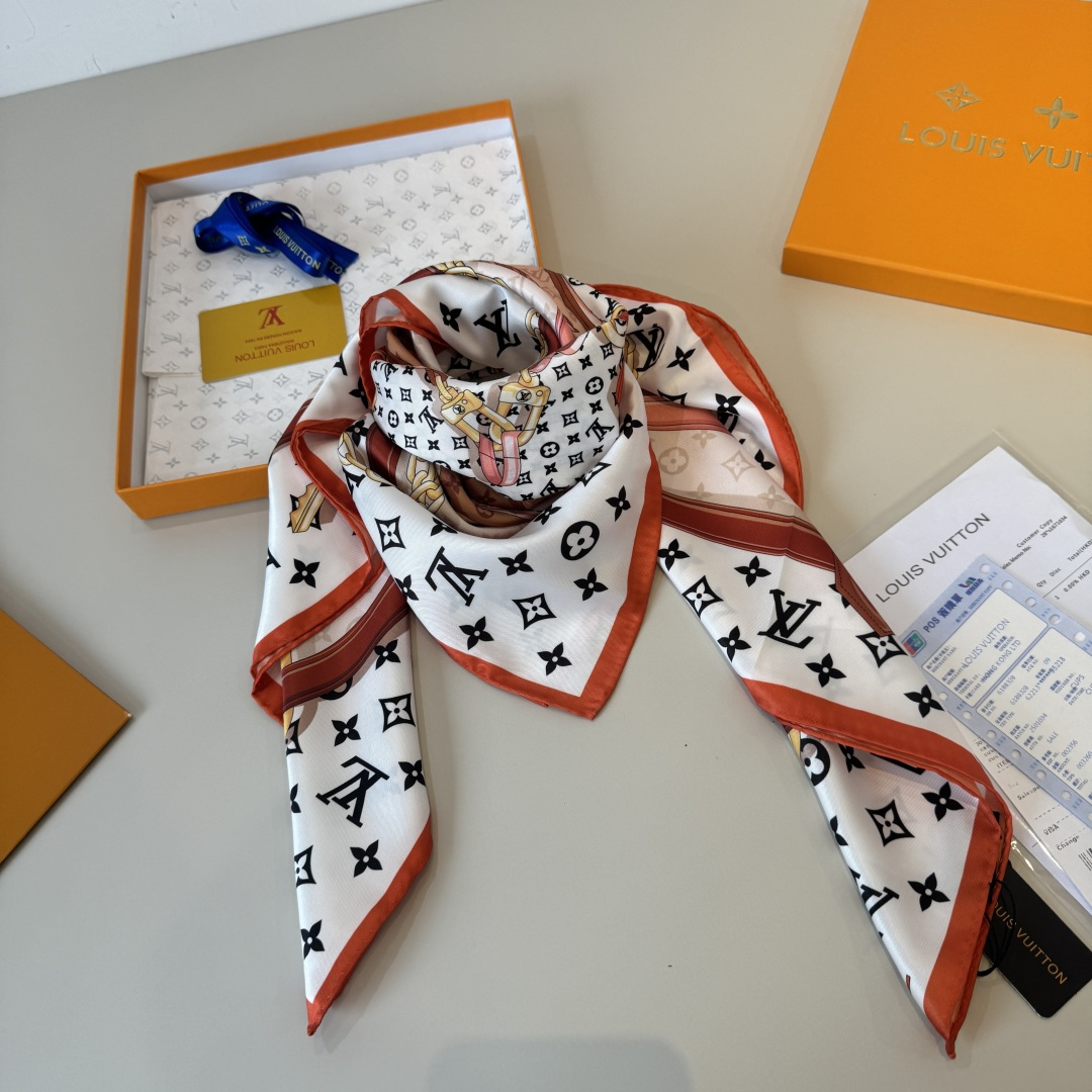Louis Vuitton Lv新款真丝方巾，花卉皮带。斜纹真丝材质 手工卷边，轻奢感十足 精美皮带组合成 图案 既衬肤色又百搭 高端重磅斜纹真丝