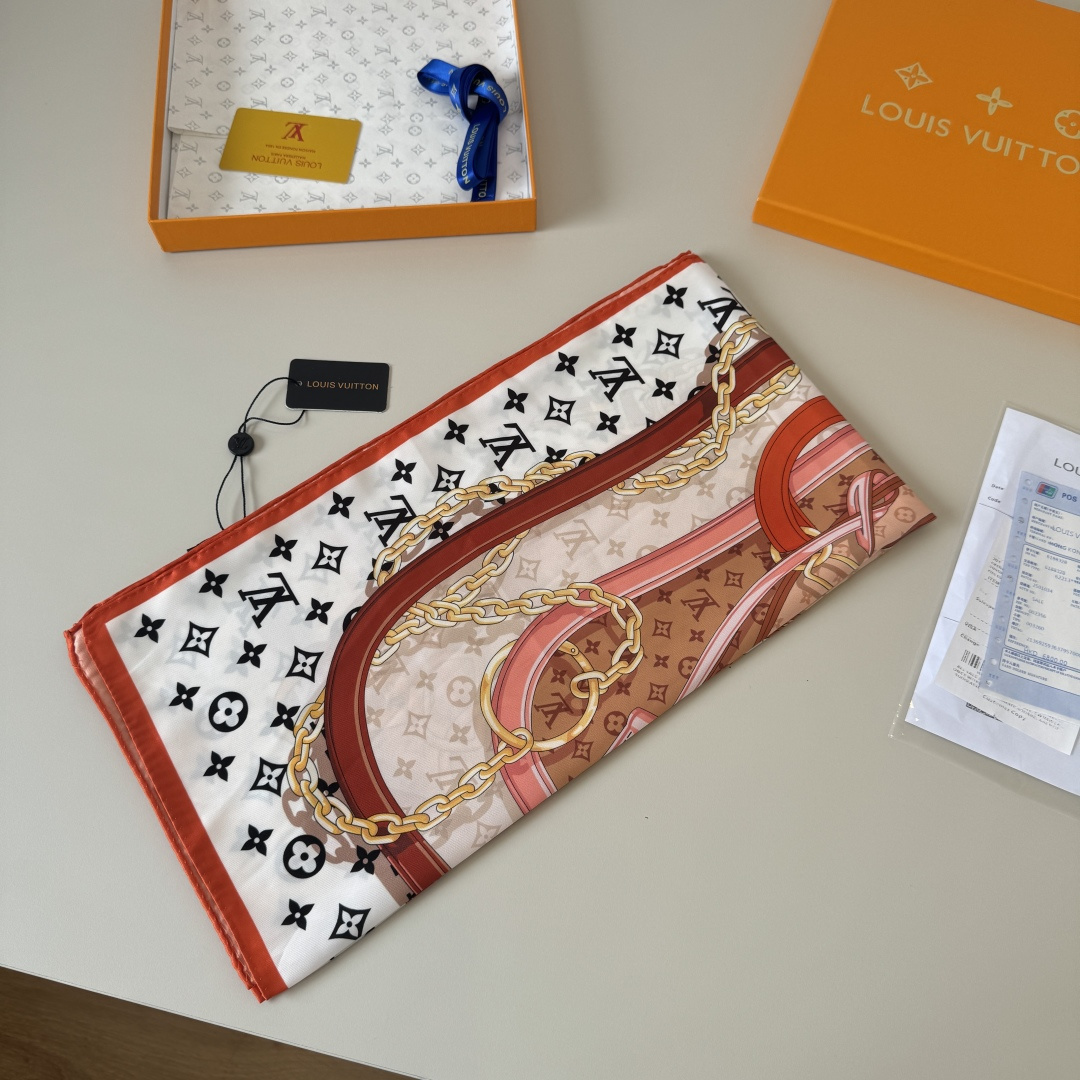 Louis Vuitton Lv新款真丝方巾，花卉皮带。斜纹真丝材质 手工卷边，轻奢感十足 精美皮带组合成 图案 既衬肤色又百搭 高端重磅斜纹真丝