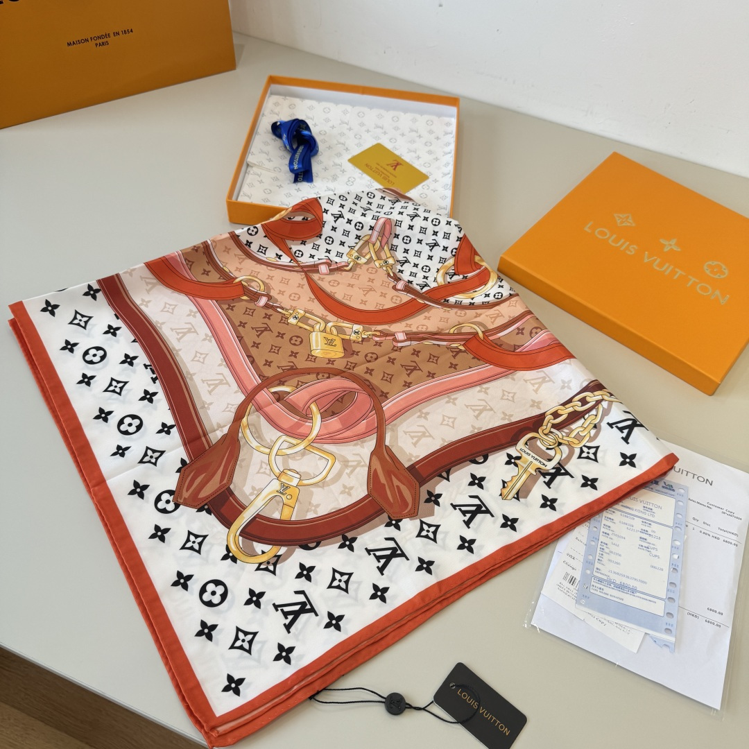 Louis Vuitton Lv新款真丝方巾，花卉皮带。斜纹真丝材质 手工卷边，轻奢感十足 精美皮带组合成 图案 既衬肤色又百搭 高端重磅斜纹真丝