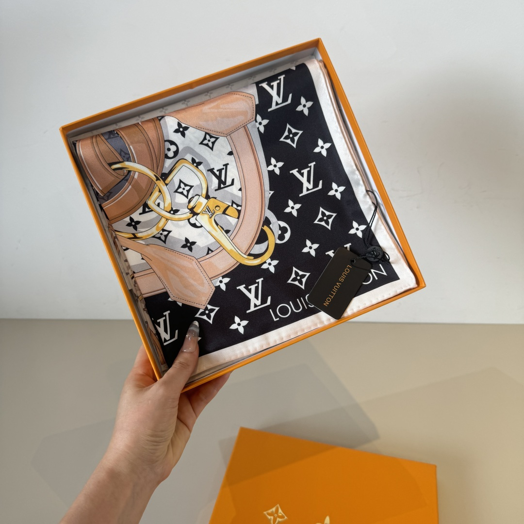Louis Vuitton Lv新款真丝方巾，花卉皮带。斜纹真丝材质 手工卷边，轻奢感十足 精美皮带组合成 图案 既衬肤色又百搭 高端重磅斜纹真丝