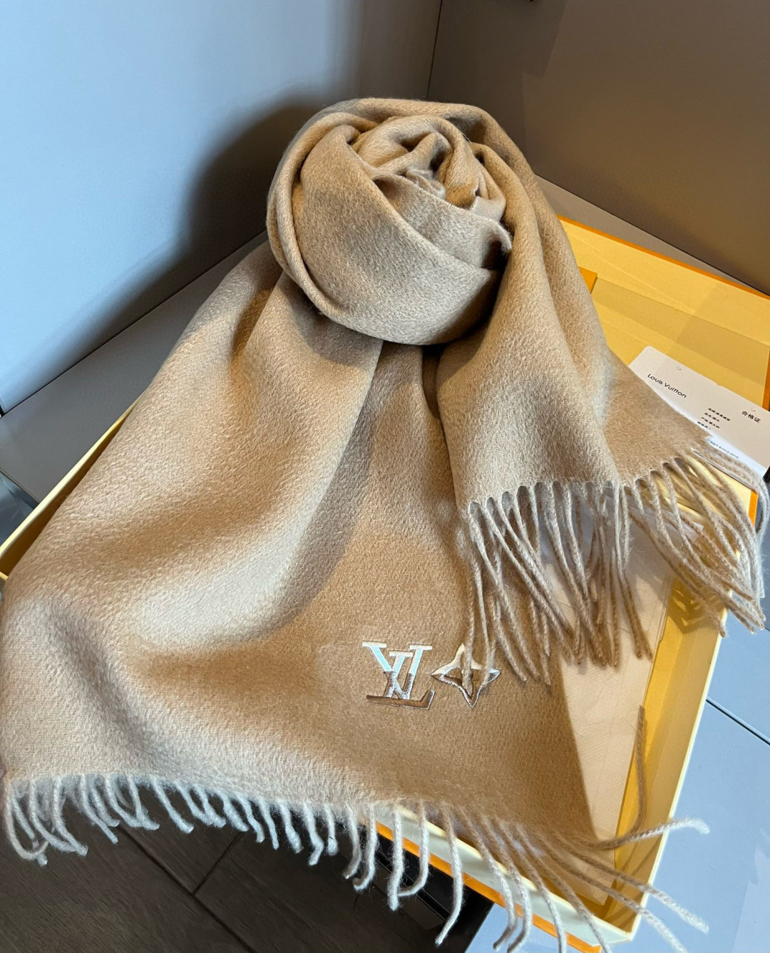 Louis Vuitton LV 路易威登最新款双面羔羊绒围巾 出口订单 喜欢有颜值 高质量的亲可入手 无论怎么搭配都是满满的高级感气质感