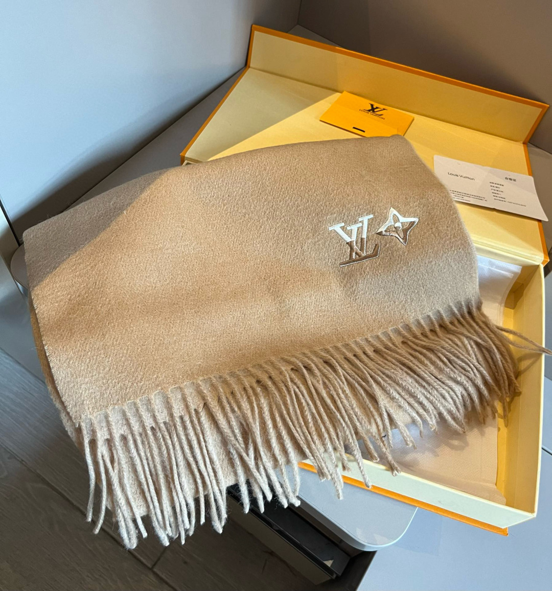 Louis Vuitton LV 路易威登最新款双面羔羊绒围巾 出口订单 喜欢有颜值 高质量的亲可入手 无论怎么搭配都是满满的高级感气质感