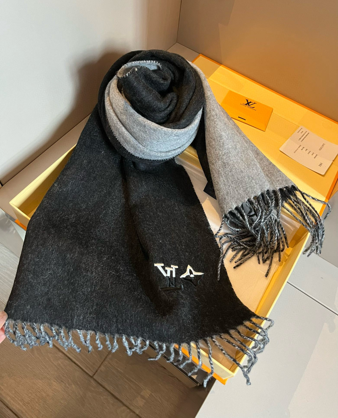 Louis Vuitton LV 路易威登最新款双面羔羊绒围巾 出口订单 喜欢有颜值 高质量的亲可入手 无论怎么搭配都是满满的高级感气质感