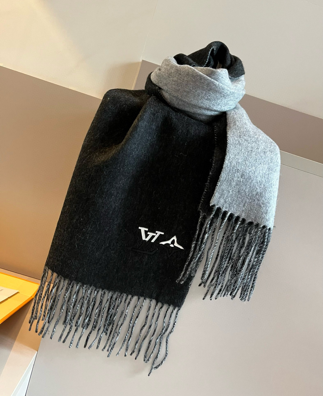 Louis Vuitton LV 路易威登最新款双面羔羊绒围巾 出口订单 喜欢有颜值 高质量的亲可入手 无论怎么搭配都是满满的高级感气质感