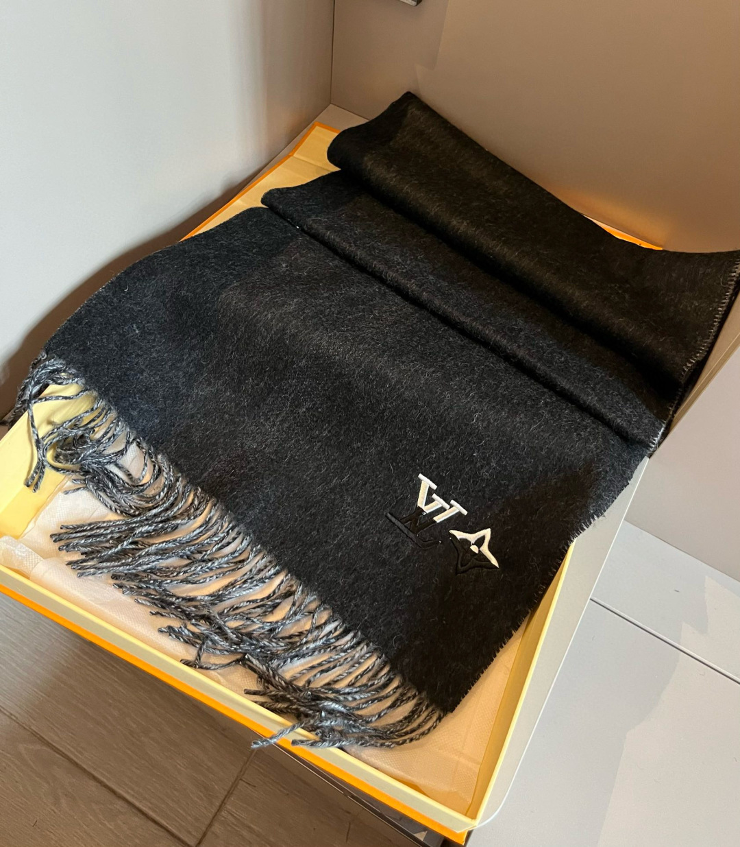 Louis Vuitton LV 路易威登最新款双面羔羊绒围巾 出口订单 喜欢有颜值 高质量的亲可入手 无论怎么搭配都是满满的高级感气质感